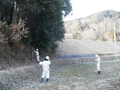 急傾斜地調査におけるポール横断